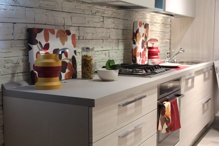 Essential Guide to Choosing Minimalist Furniture for a Clutter-Free Living Space